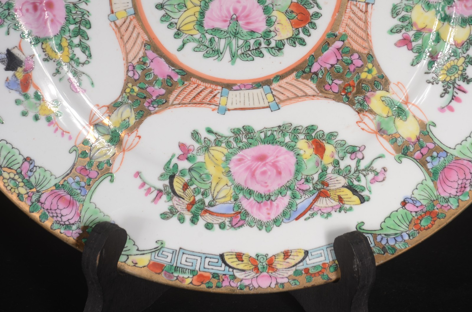 Prato de porcelana oriental com flores e pássaros em policromia. - foto 4 de 8