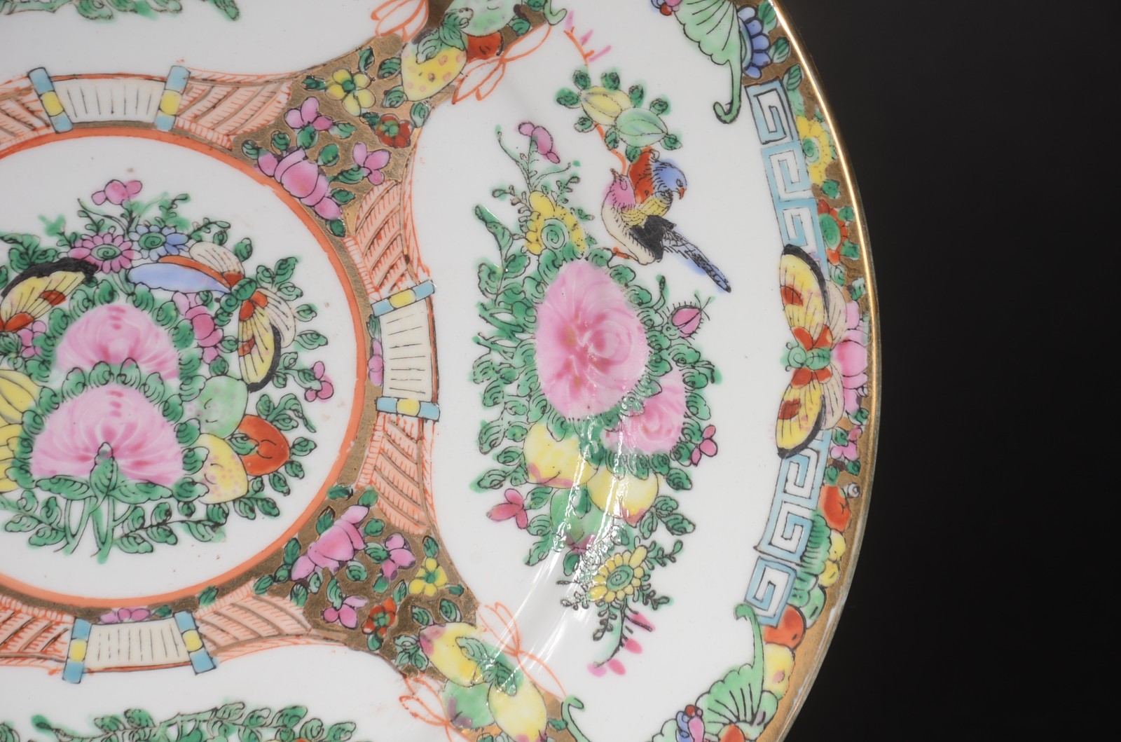 Prato de porcelana oriental com flores e pássaros em policromia. - foto 5 de 8