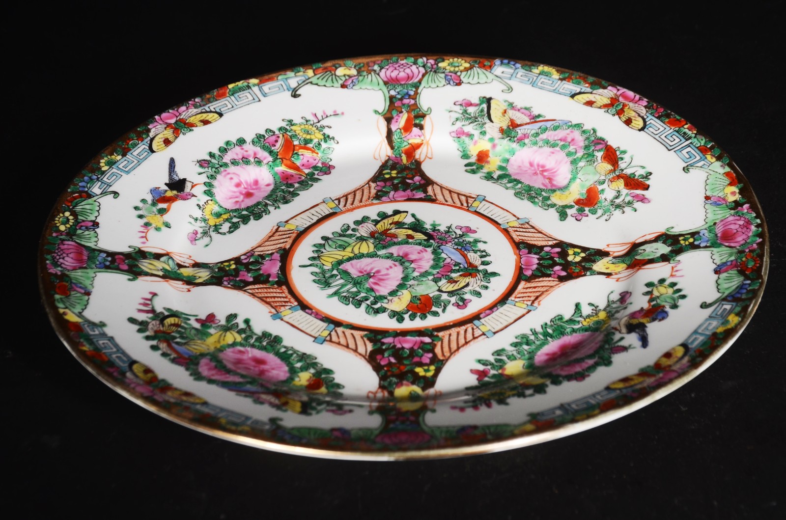 Prato de porcelana oriental com flores e pássaros em policromia. - foto 6 de 8