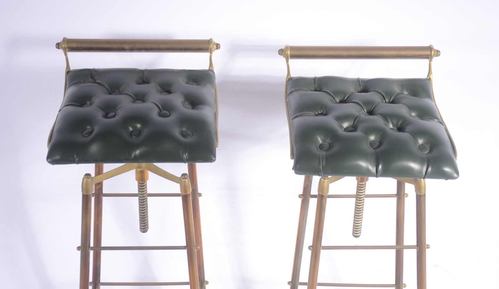 Par de bancos para bar de metal dourado, assentos estofados em curvim... - foto 3 de 7