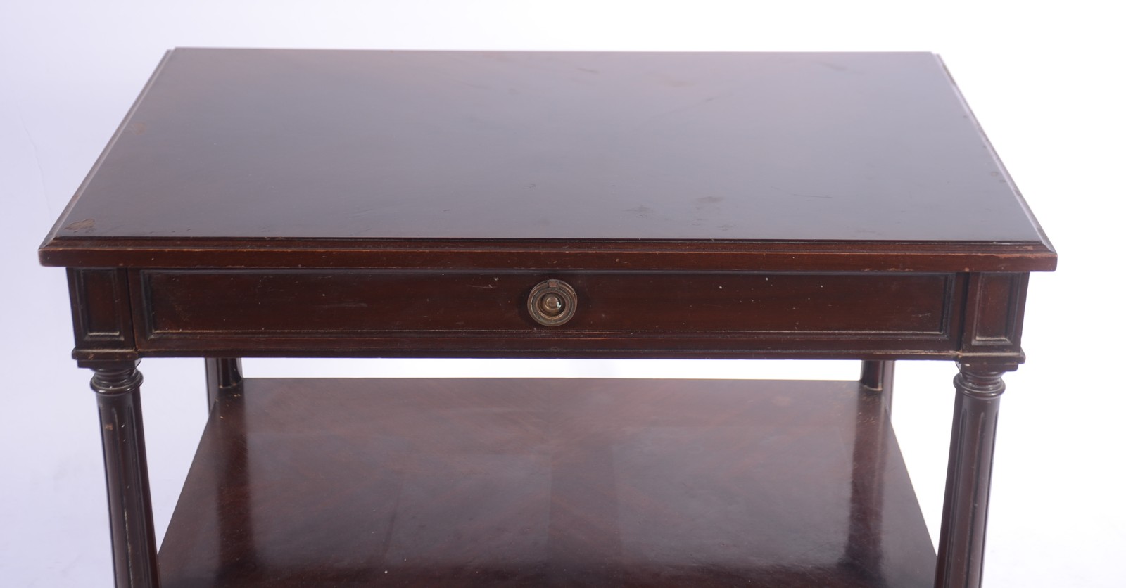 Mesa auxiliar de madeira nobre, uma gaveta, prateleira central... - foto 3 de 9