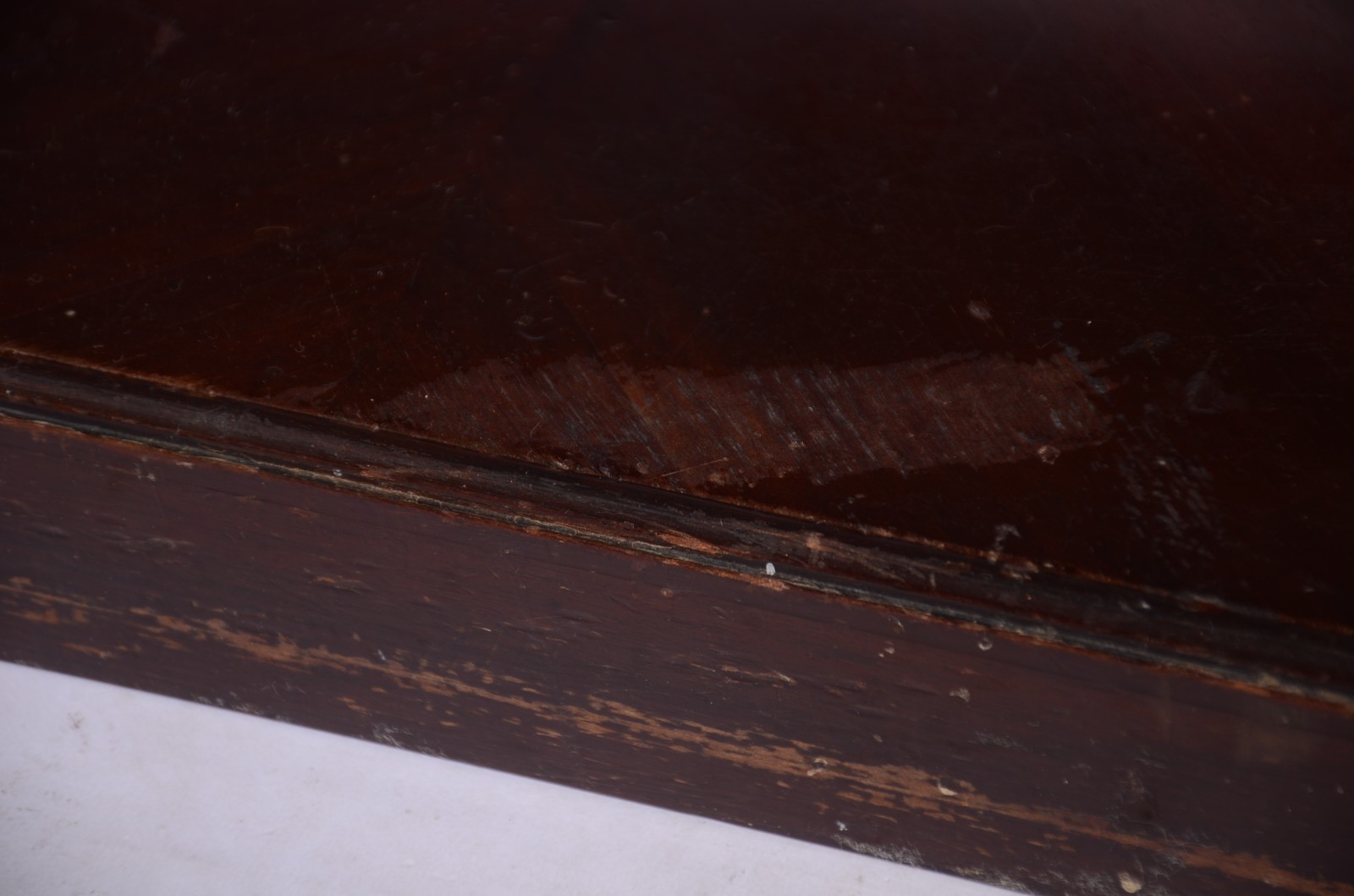 Mesa auxiliar de madeira nobre, uma gaveta, prateleira central... - foto 6 de 9