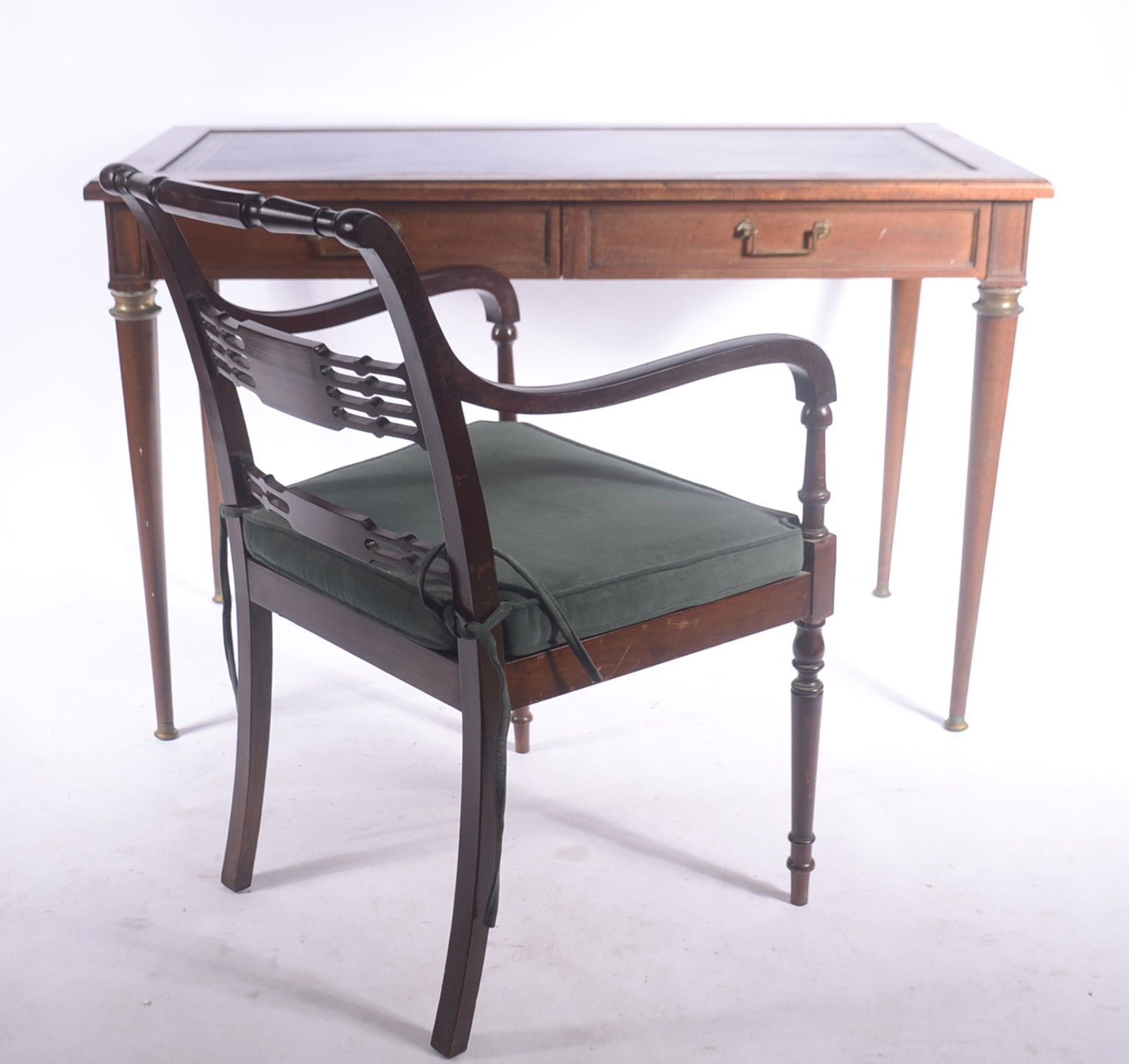 Mesa de escritório de madeira nobre, tampo forrado com curvim verde... - foto 1 de 11