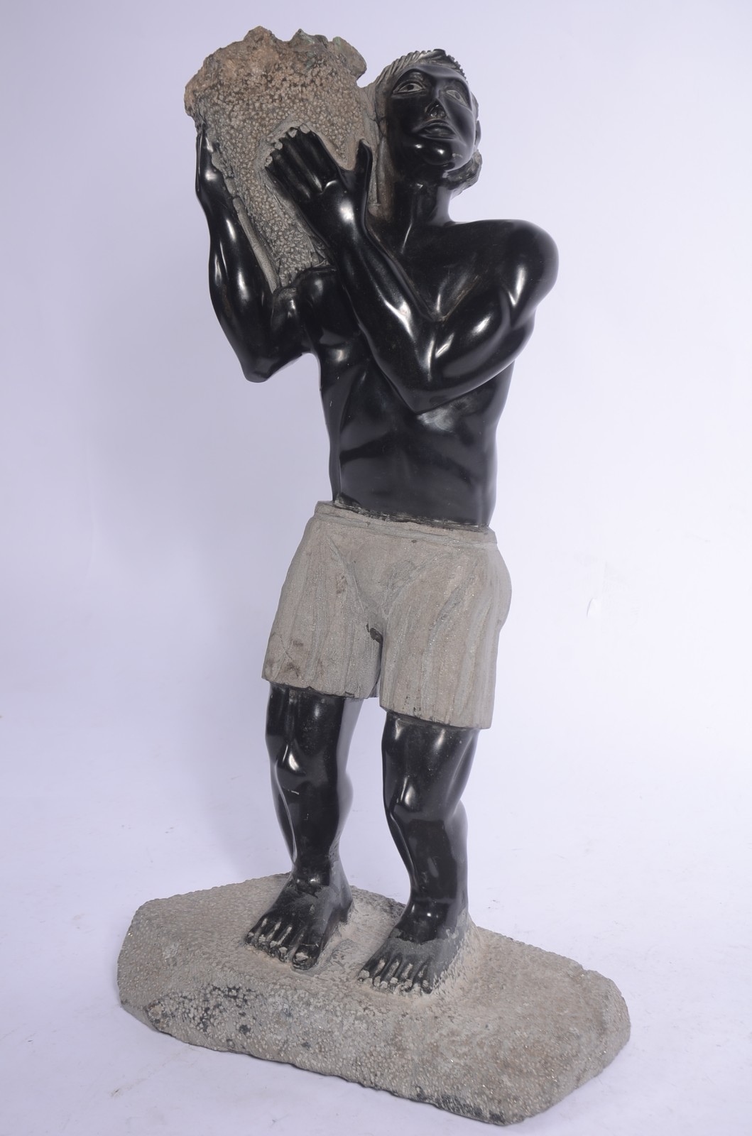 Escultura de biotita (xisto) de esmeralda representando garimpeiro... - foto 1 de 6