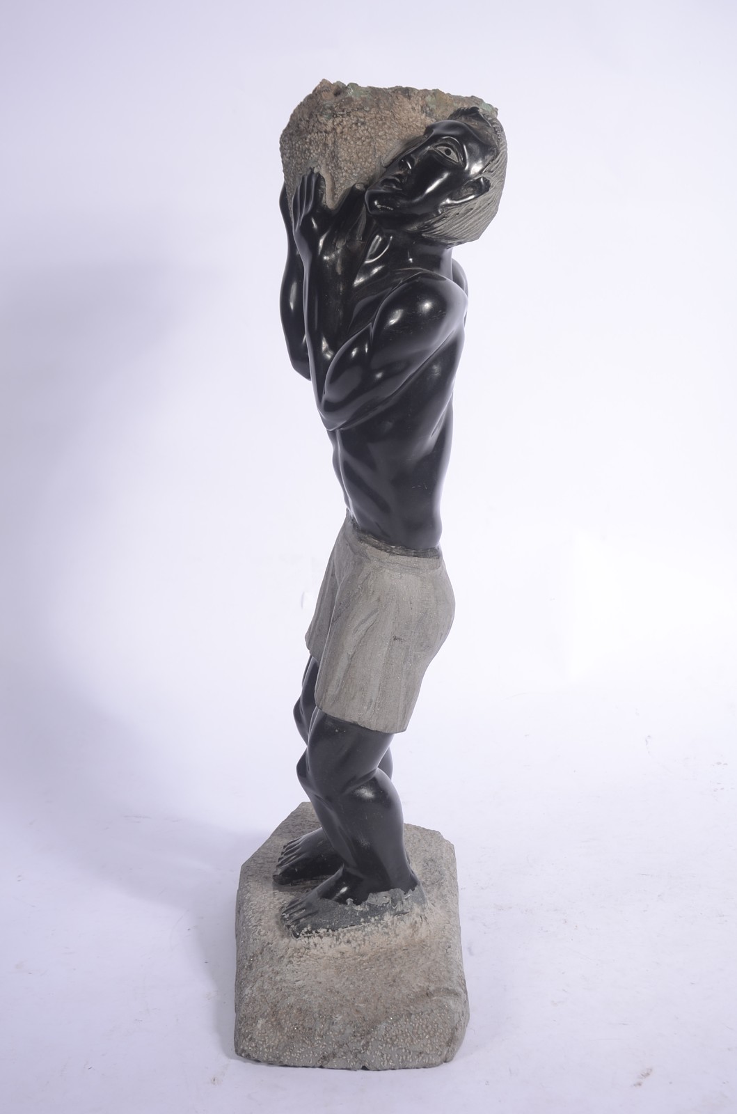 Escultura de biotita (xisto) de esmeralda representando garimpeiro... - foto 4 de 6