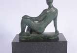 Bruno Giorgi (1905-1993),  - Escultura de bronze representando figura feminina, base de granito preto. Assinada.