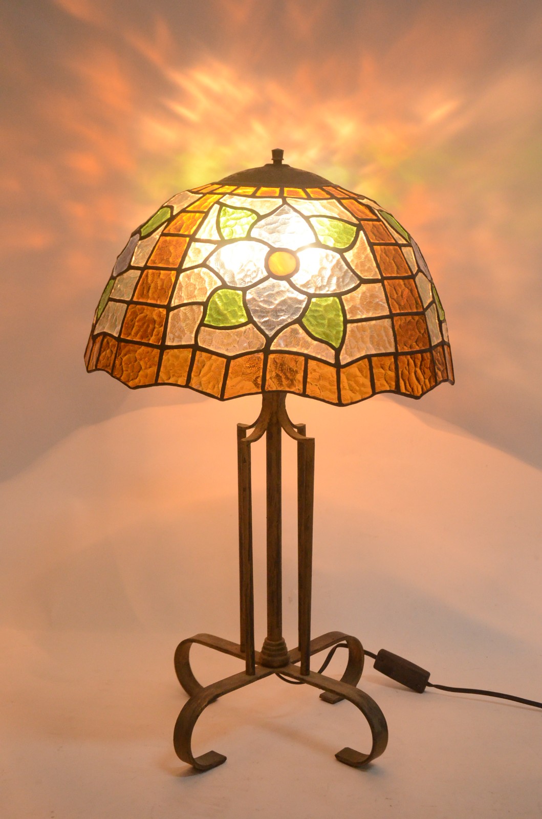 Abatjour com base de metal, cupulas com placas de vidro coloridas... - foto 6 de 6