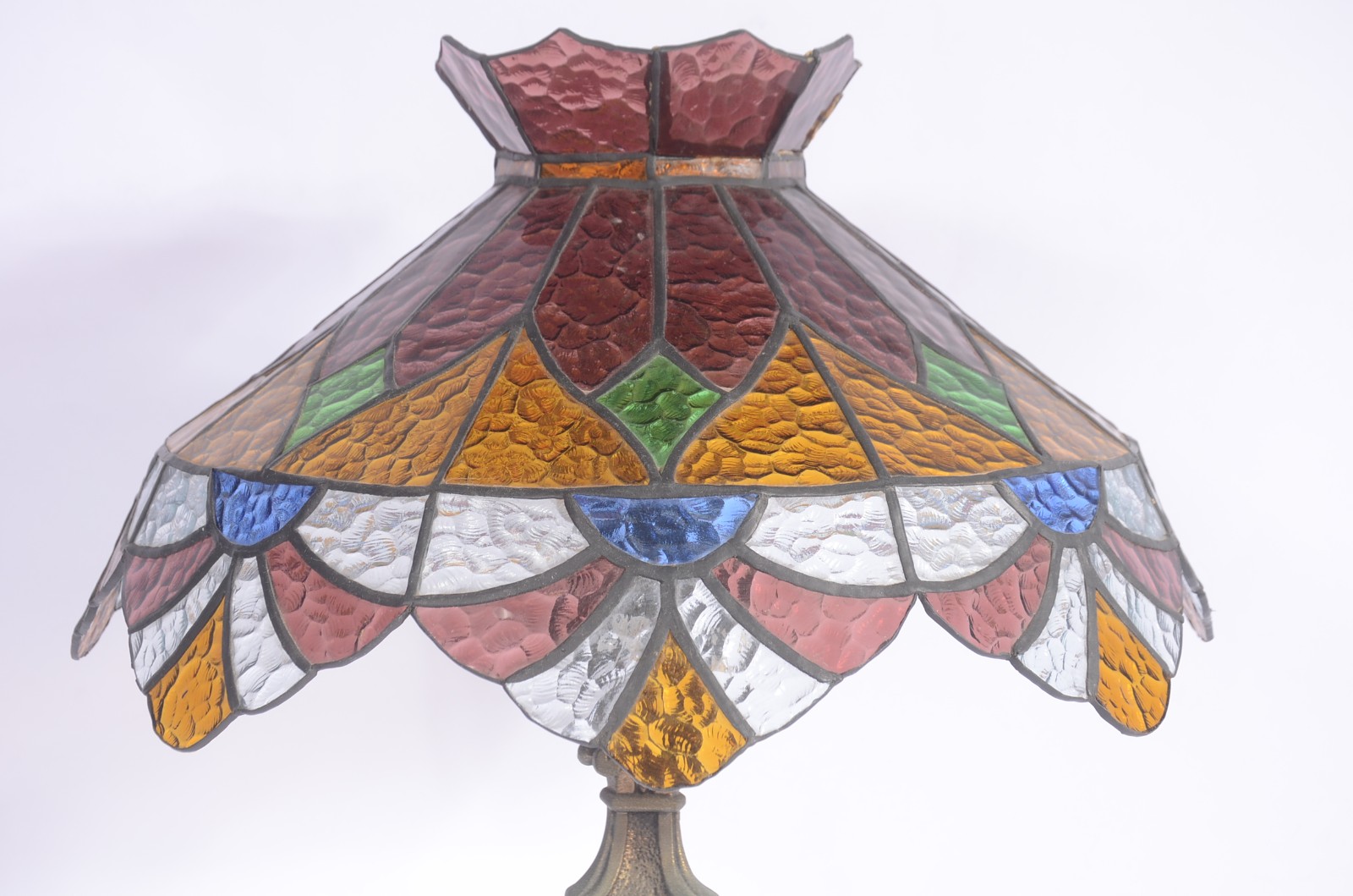 Abatjour com base de resina, cúpula com placas de vidro colorido... - foto 2 de 6
