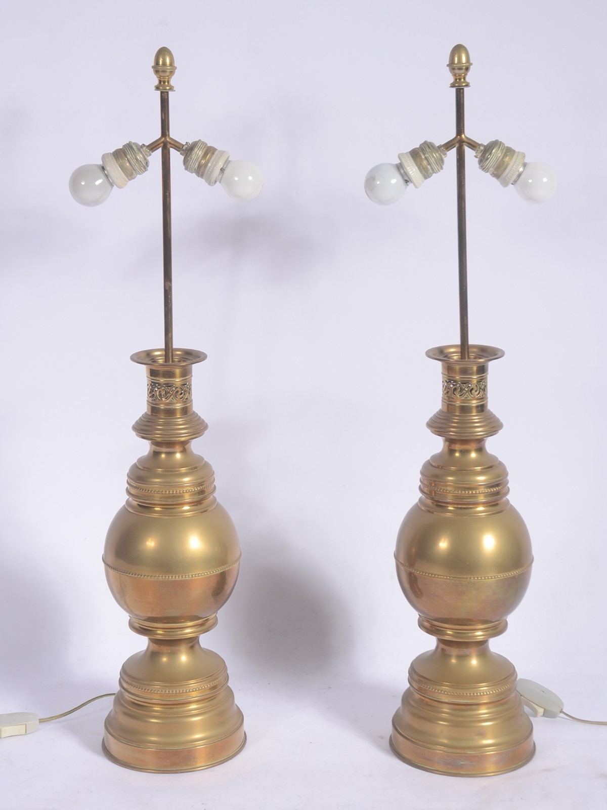 Par de abatjoures de metal dourado, acompanham as cúpulas na cor... - foto 2 de 5