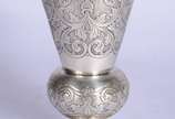 Vaso de prata, contraste 833 mls com guirlandas... - Vaso de prata, contraste 833 mls com guirlandas cinzeladas, borda com concheados e flores em relevo. Peso da prata: 220 g.  (Por motivos de segu...