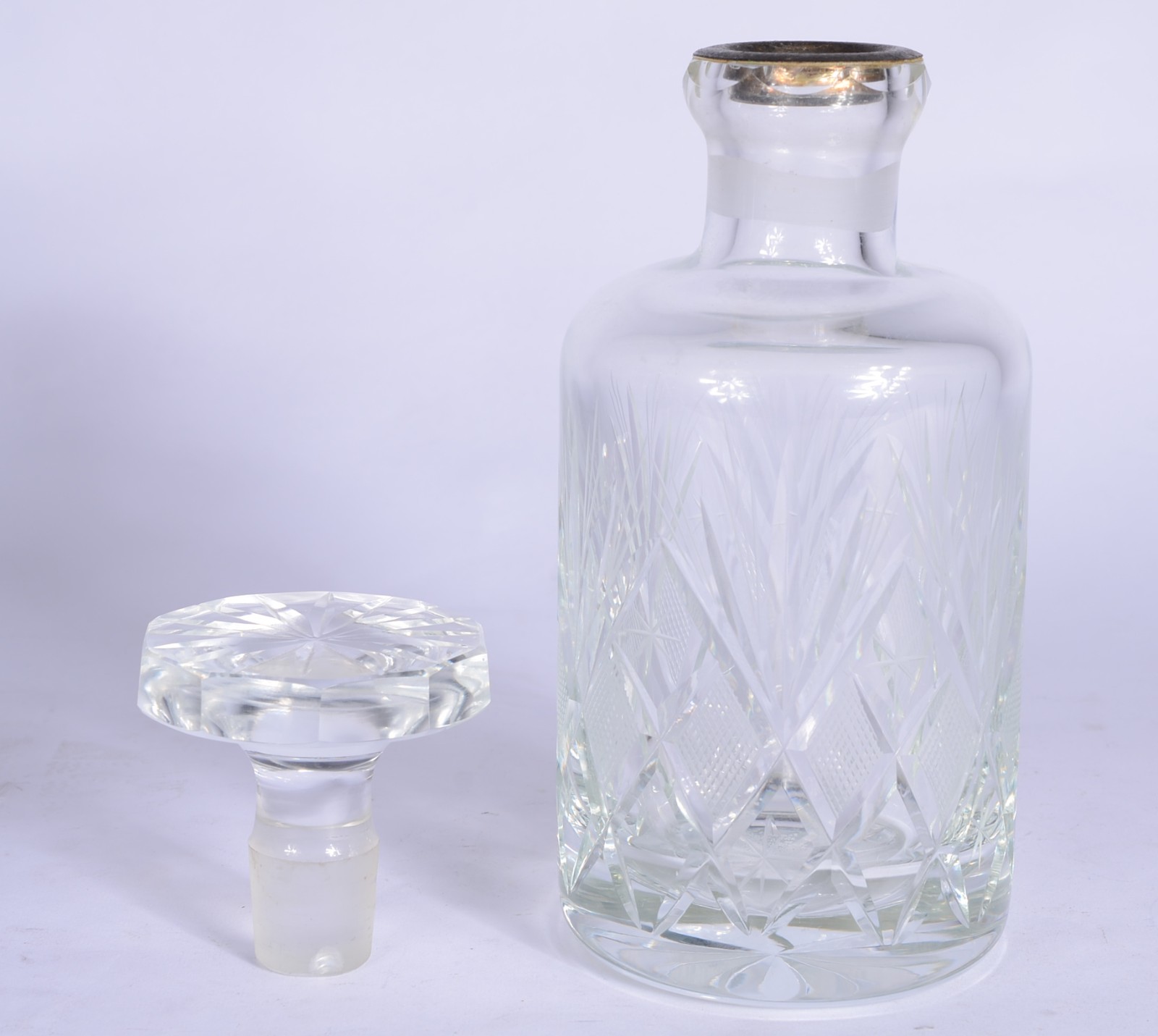 Três peças, sendo: jarra, garrafa e licoreira de cristal lapidado. - foto 6 de 9