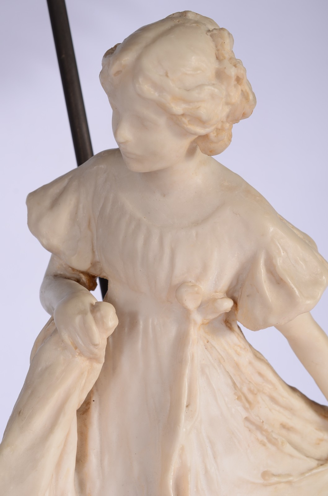 Luminária com figura feminina em resina, manga de vidro fosco. - foto 2 de 6
