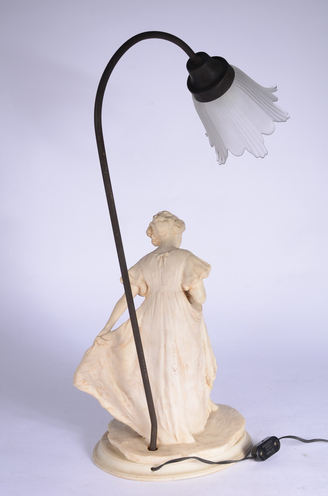 Luminária com figura feminina em resina, manga de vidro fosco. - foto 4 de 6