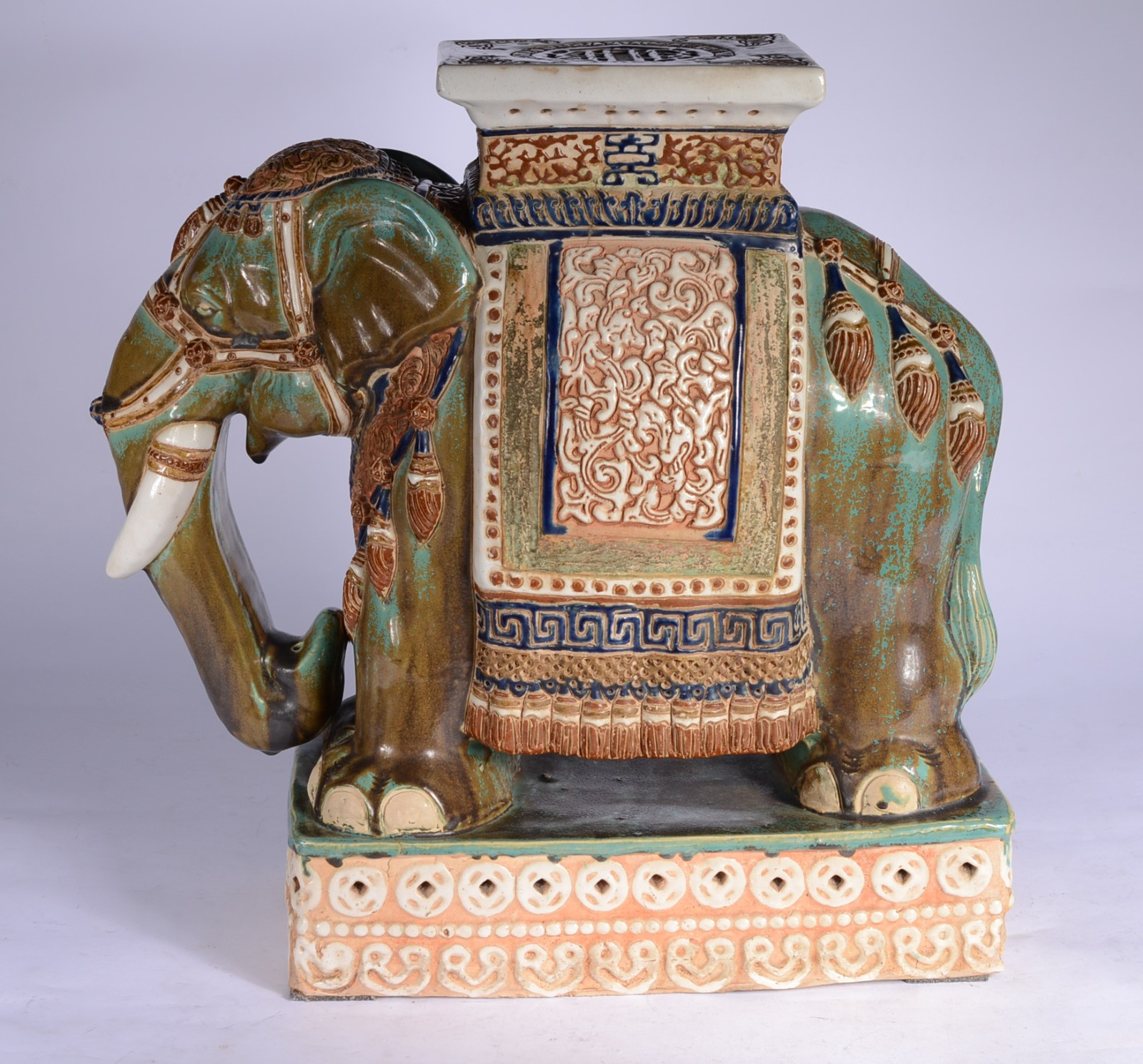 Grande escultura de cerâmica policromada representando elefante... - foto 2 de 10