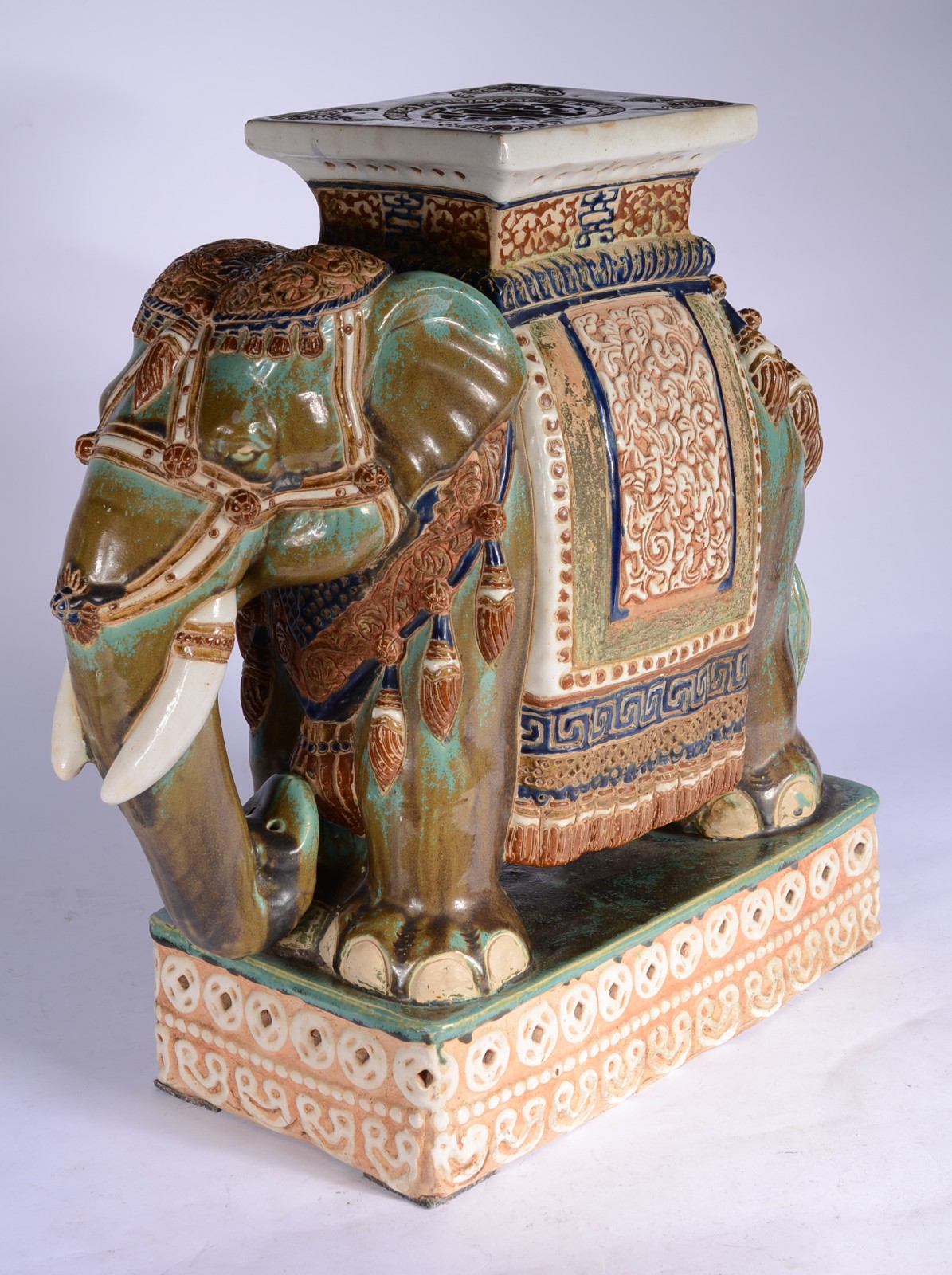 Grande escultura de cerâmica policromada representando elefante... - foto 1 de 10