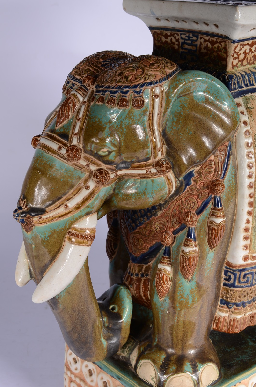 Grande escultura de cerâmica policromada representando elefante... - foto 3 de 10
