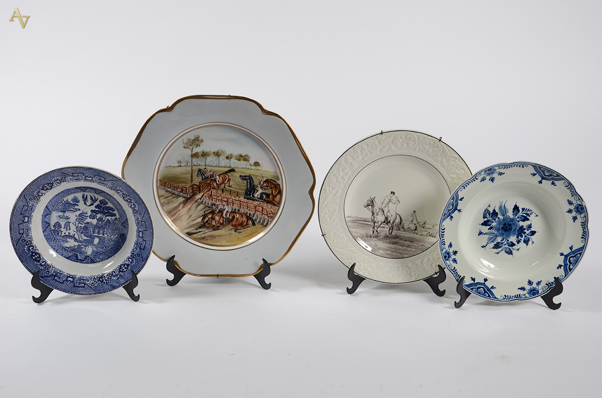 Quatro pratos, sendo dois de faiança holandesa e dois de porcelana...