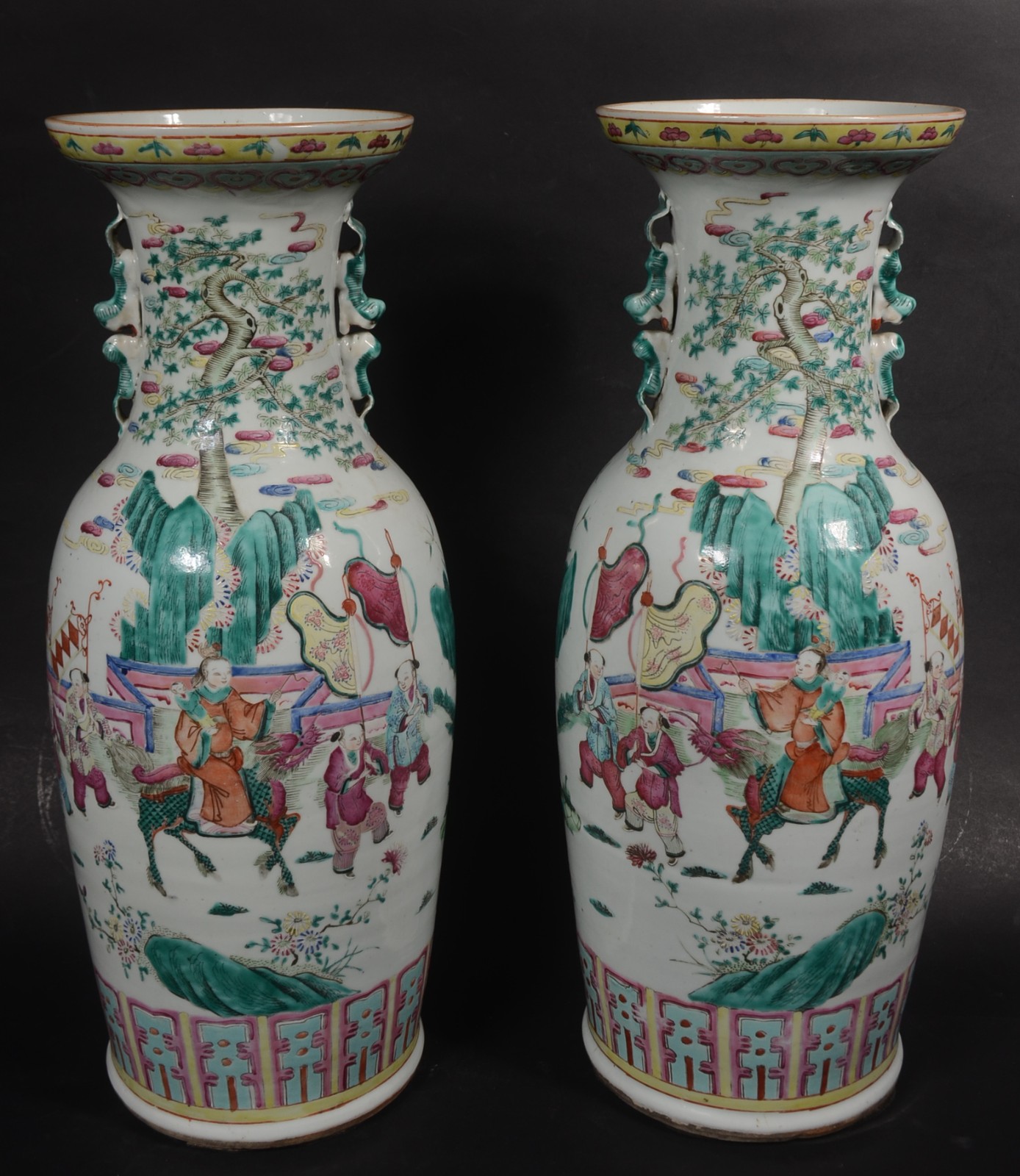 Belo par de vasos de formato balaústre em porcelana chinesa... - foto 1 de 10