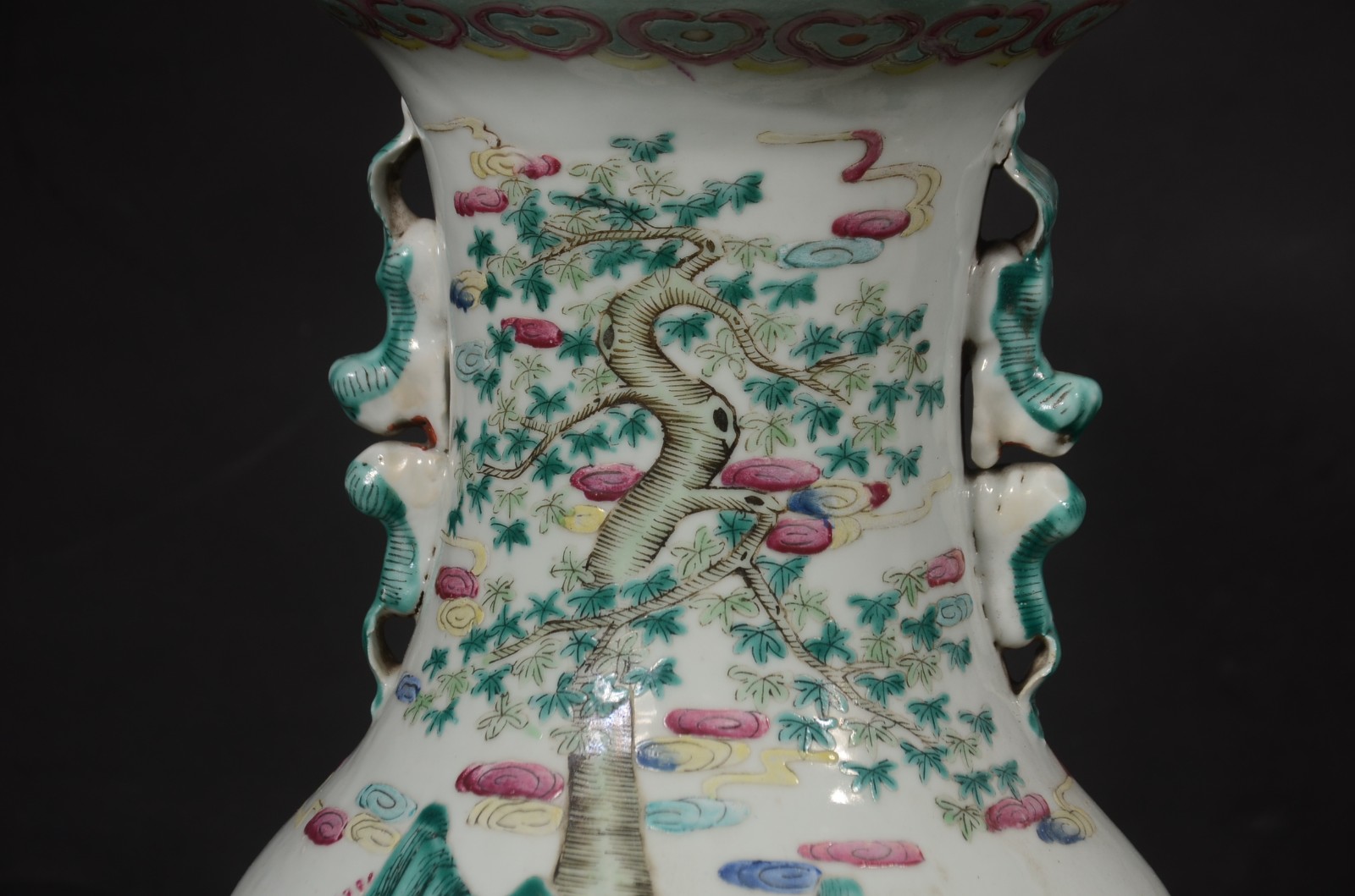 Belo par de vasos de formato balaústre em porcelana chinesa... - foto 8 de 10