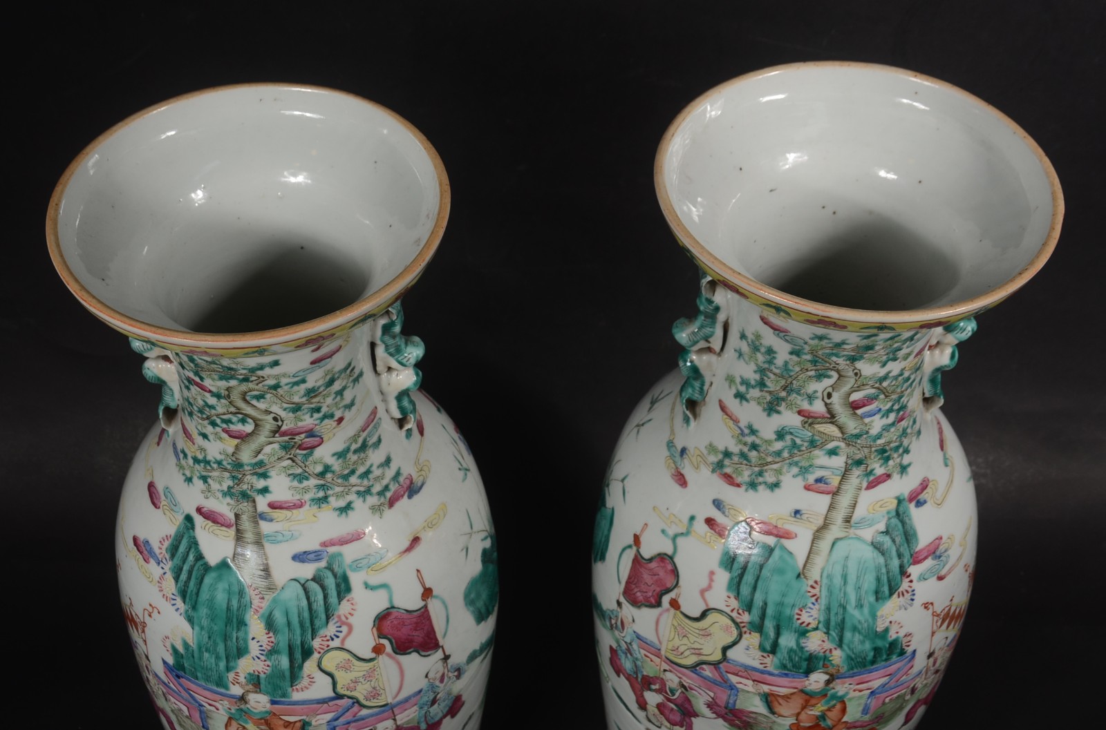 Belo par de vasos de formato balaústre em porcelana chinesa... - foto 9 de 10