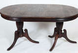 Mesa de jantar de jacarandá, feitio oval, acomp... - Mesa de jantar de jacarandá, feitio oval, acompanham 8 cadeiras  com assentos e encostos de palhinha 