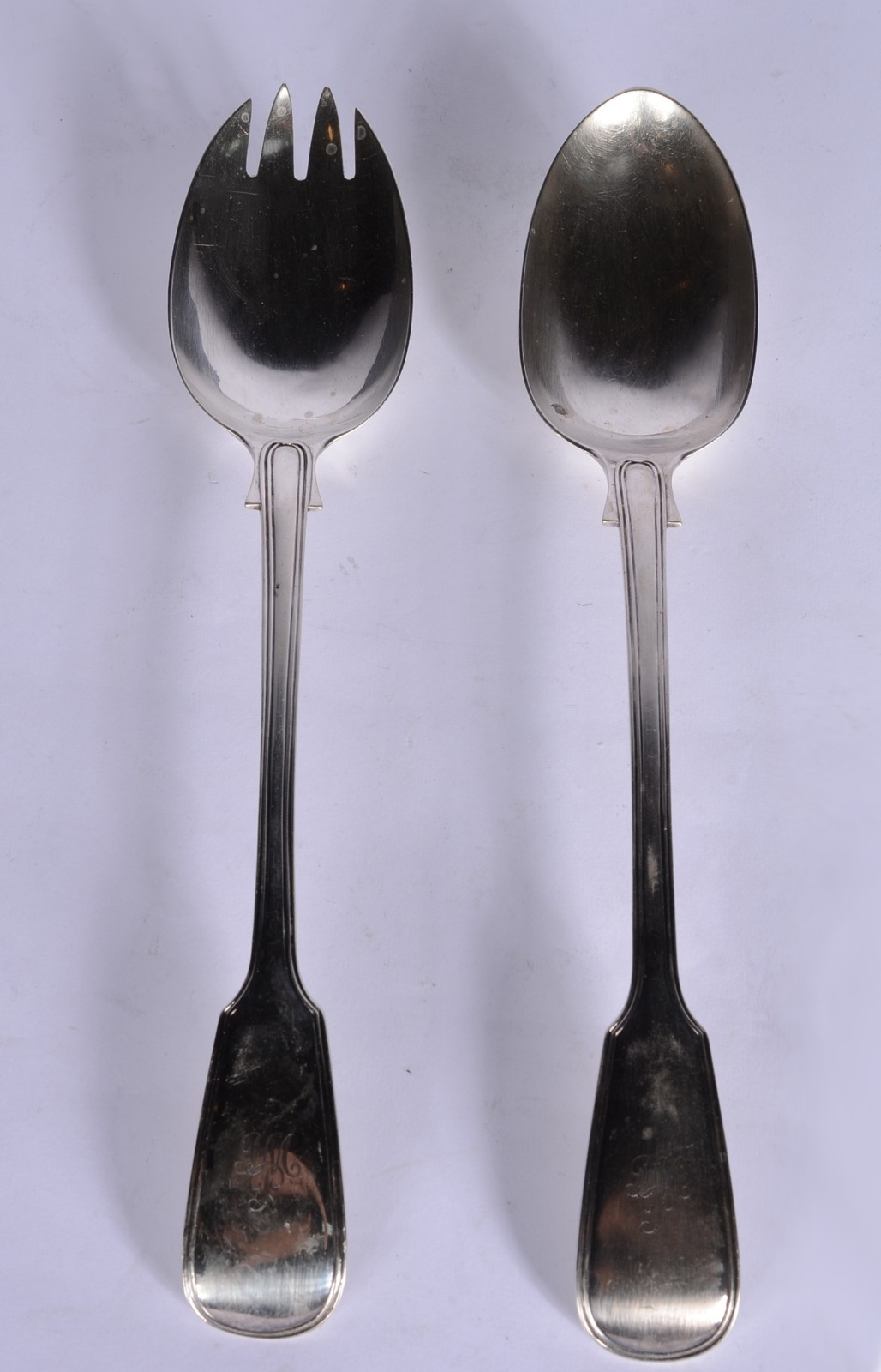 Par de talheres de prata inglesa contrastada, com monogramas. Peso da... - foto 1 de 7