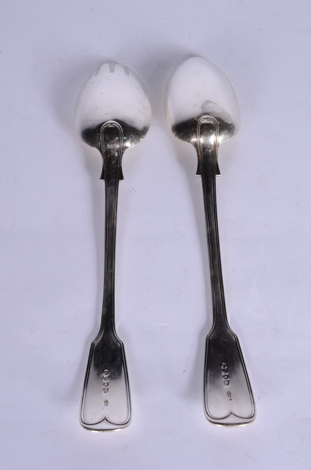 Par de talheres de prata inglesa contrastada, com monogramas. Peso da... - foto 3 de 7