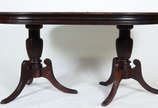 Mesa de jantar de jacarandá, feitio oval, acomp... - Mesa de jantar de jacarandá, feitio oval, acompanham 8 cadeiras  com assentos e encostos de palhinha 