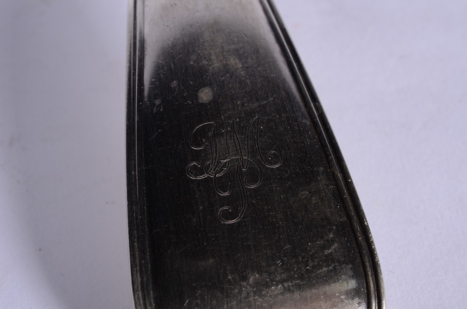 Par de talheres de prata inglesa contrastada, com monogramas. Peso da... - foto 4 de 7
