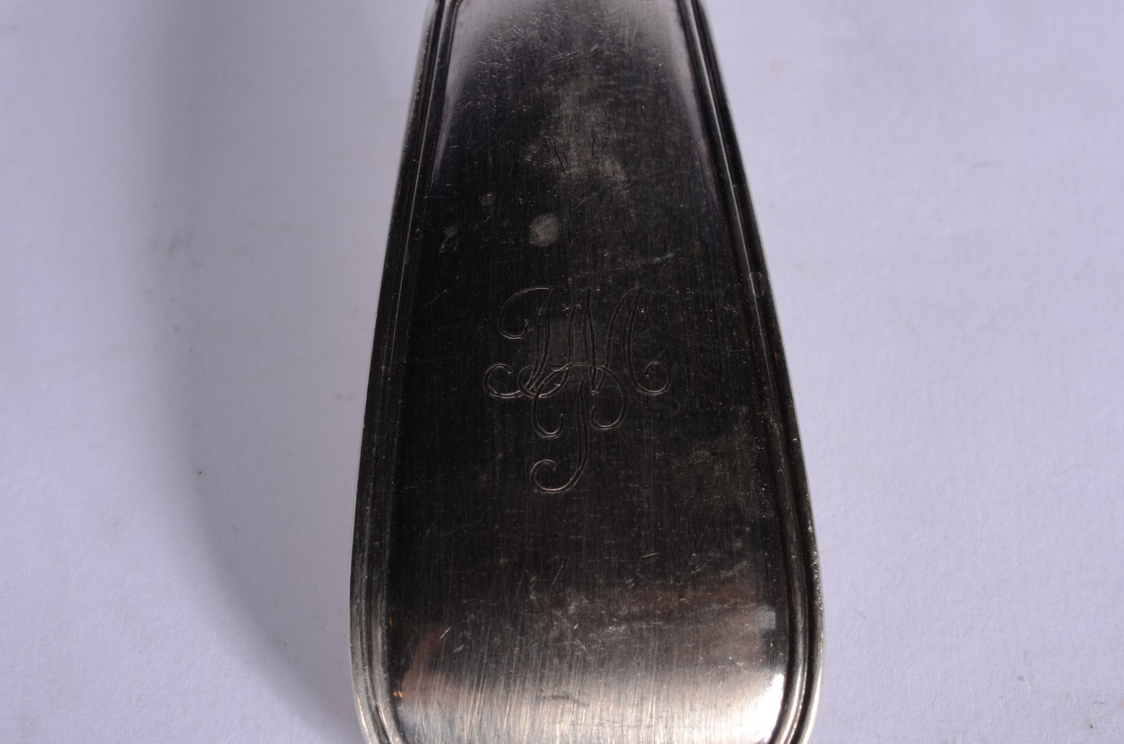 Par de talheres de prata inglesa contrastada, com monogramas. Peso da... - foto 5 de 7