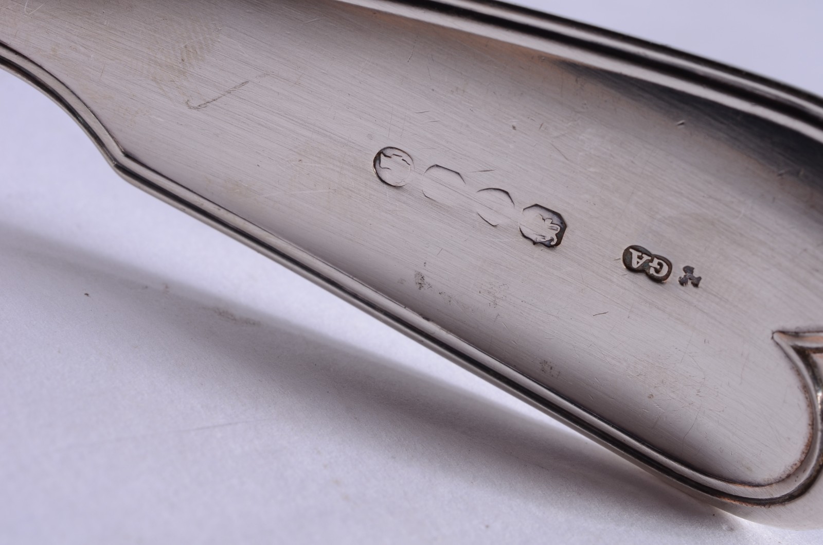 Par de talheres de prata inglesa contrastada, com monogramas. Peso da... - foto 6 de 7