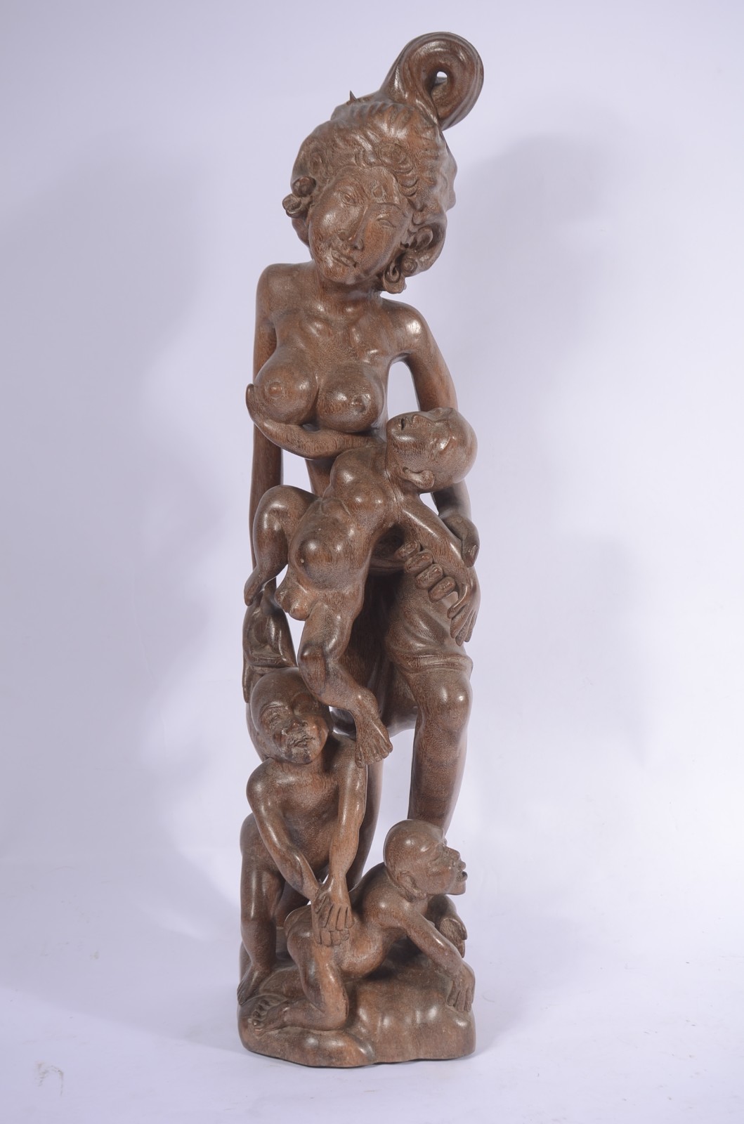Escultura de madeira entalhada representando mãe com seus filhos. - foto 1 de 8