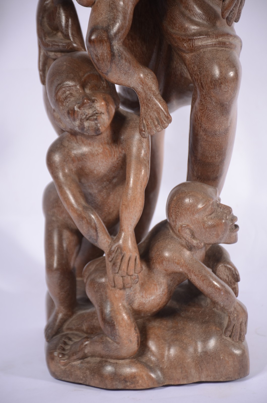 Escultura de madeira entalhada representando mãe com seus filhos. - foto 4 de 8
