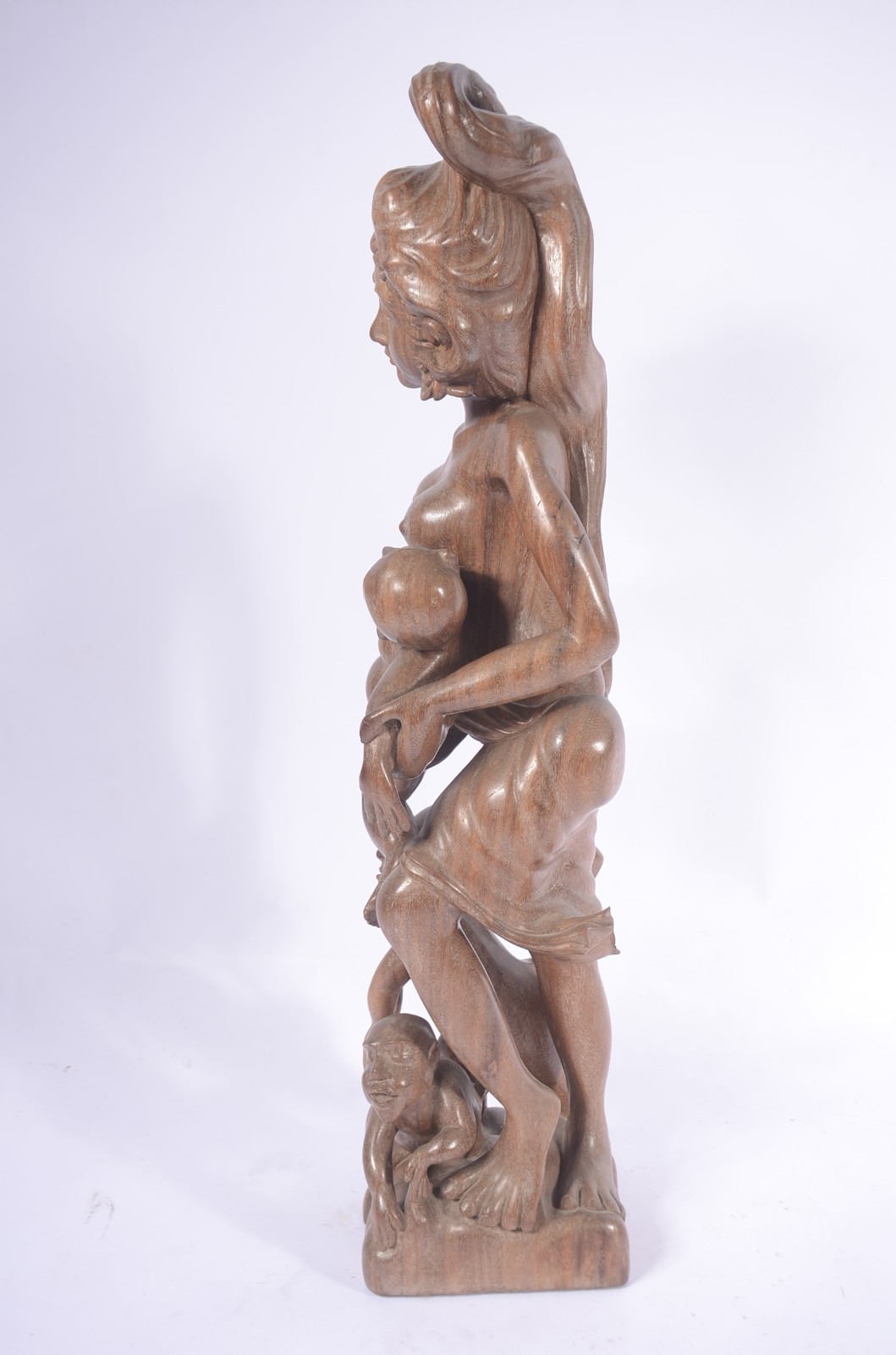 Escultura de madeira entalhada representando mãe com seus filhos. - foto 5 de 8
