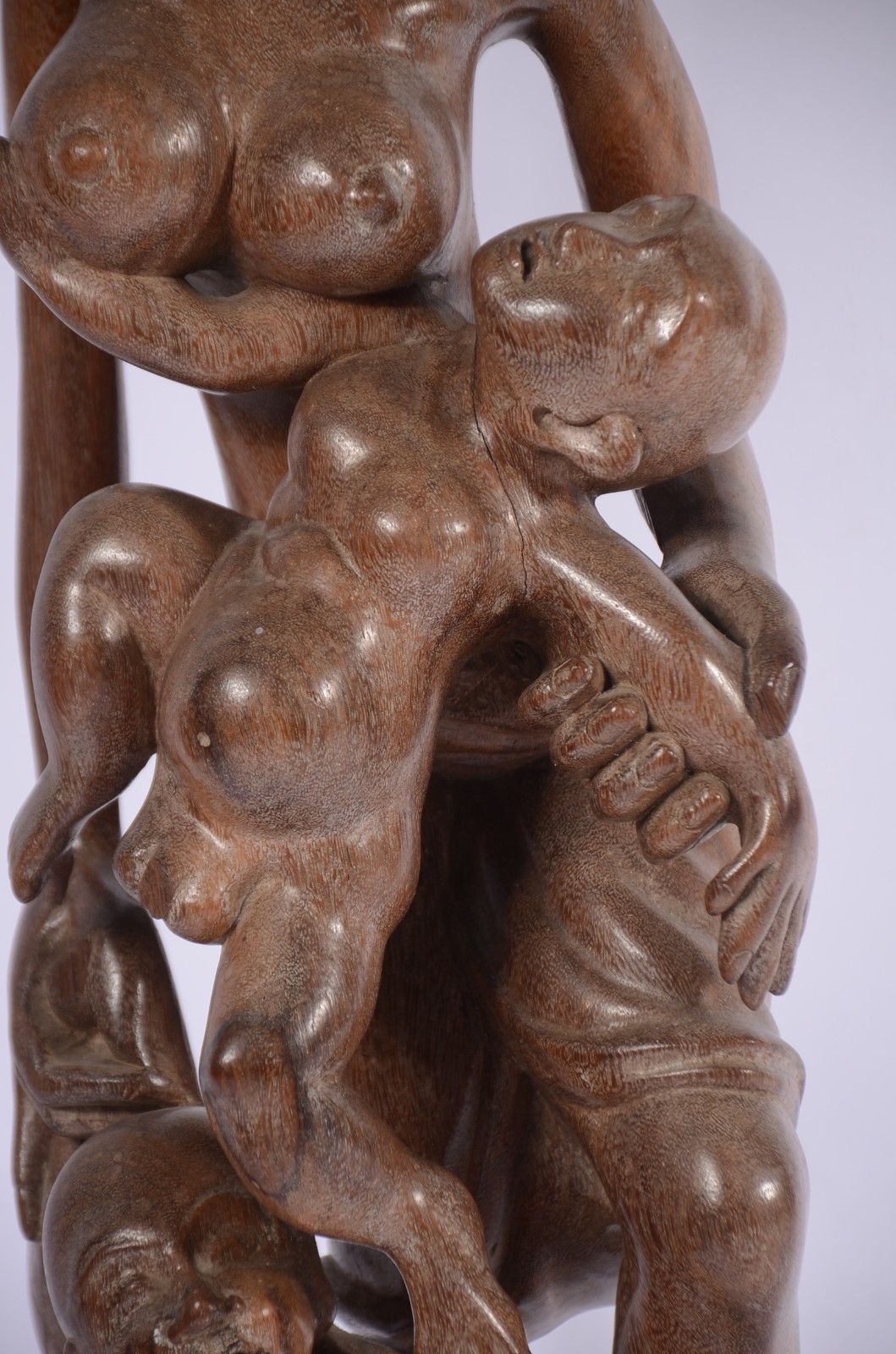 Escultura de madeira entalhada representando mãe com seus filhos. - foto 3 de 8