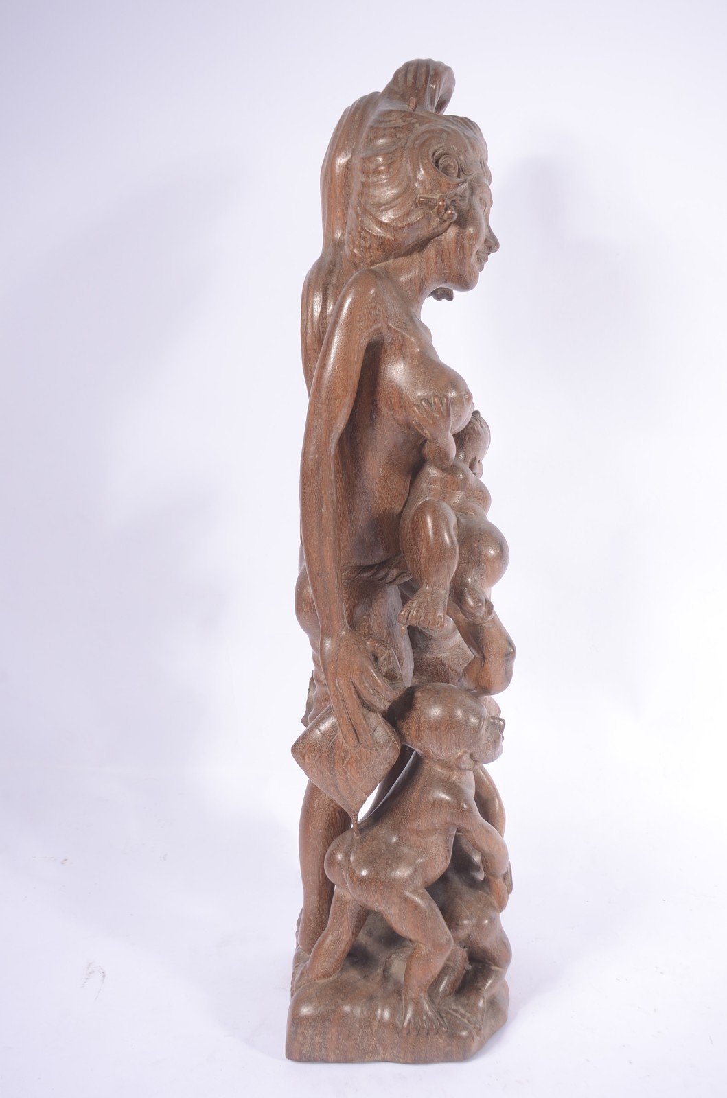 Escultura de madeira entalhada representando mãe com seus filhos. - foto 6 de 8