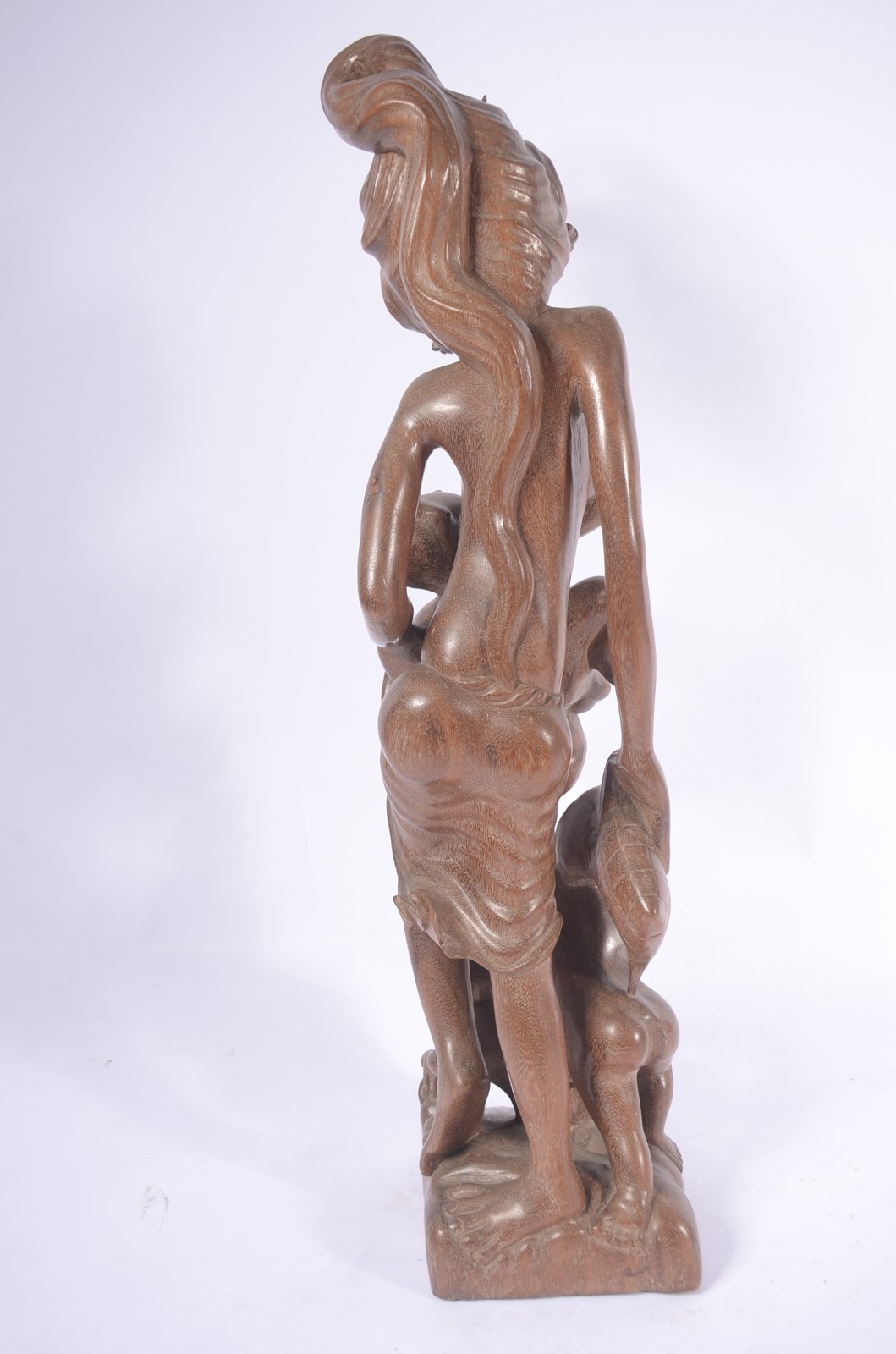 Escultura de madeira entalhada representando mãe com seus filhos. - foto 7 de 8