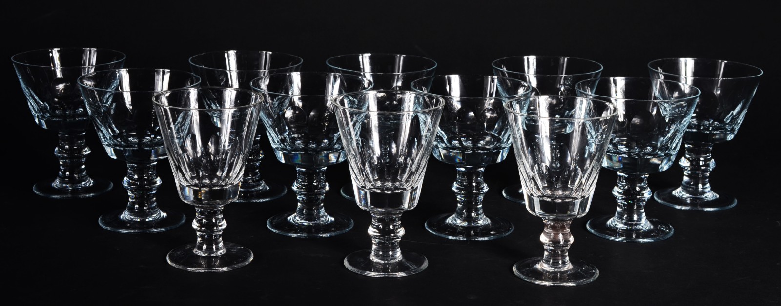 Parte de serviço de cristal facetado, composto de: 9 taças para vinho... - foto 1 de 6
