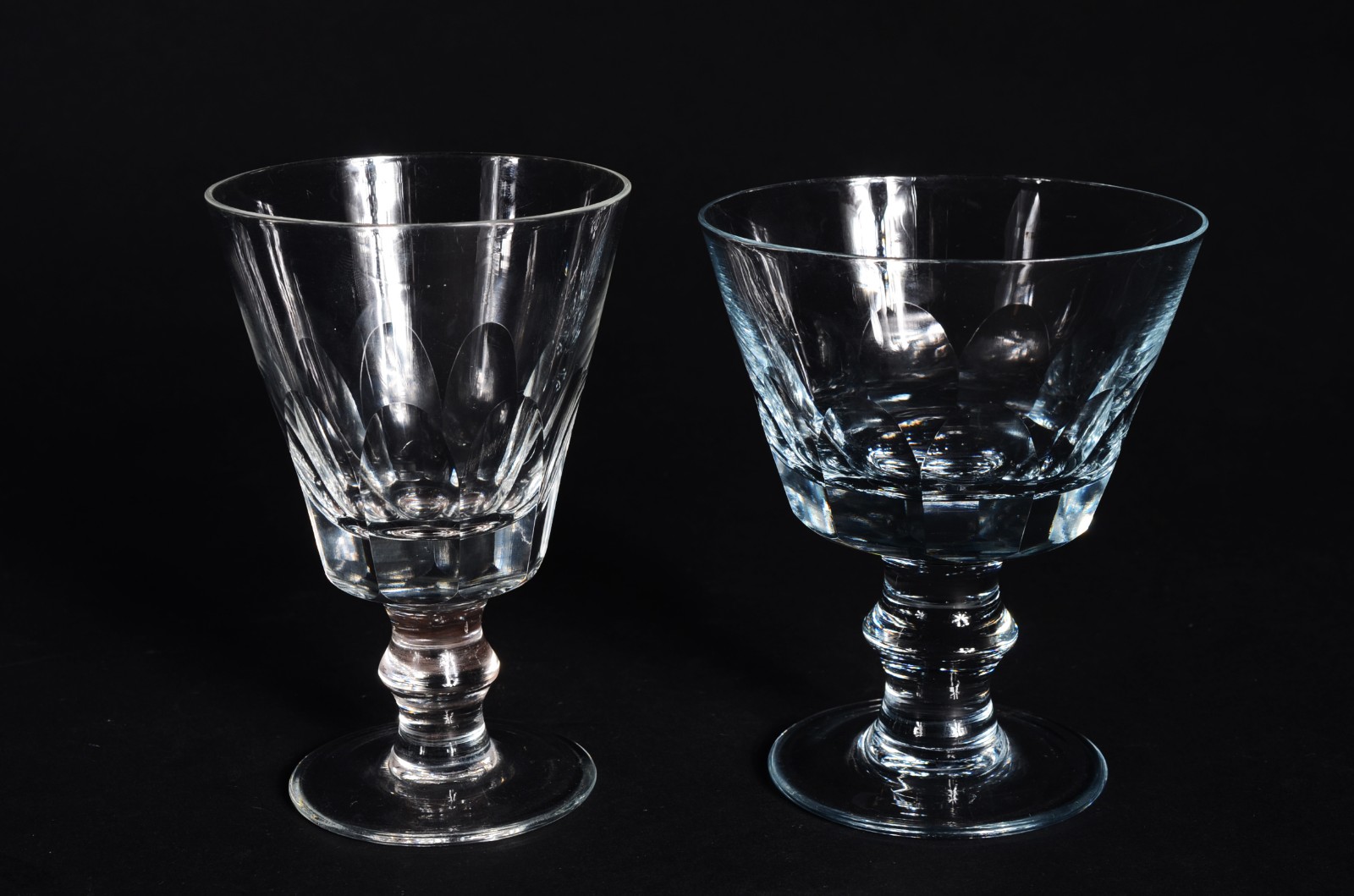 Parte de serviço de cristal facetado, composto de: 9 taças para vinho... - foto 2 de 6