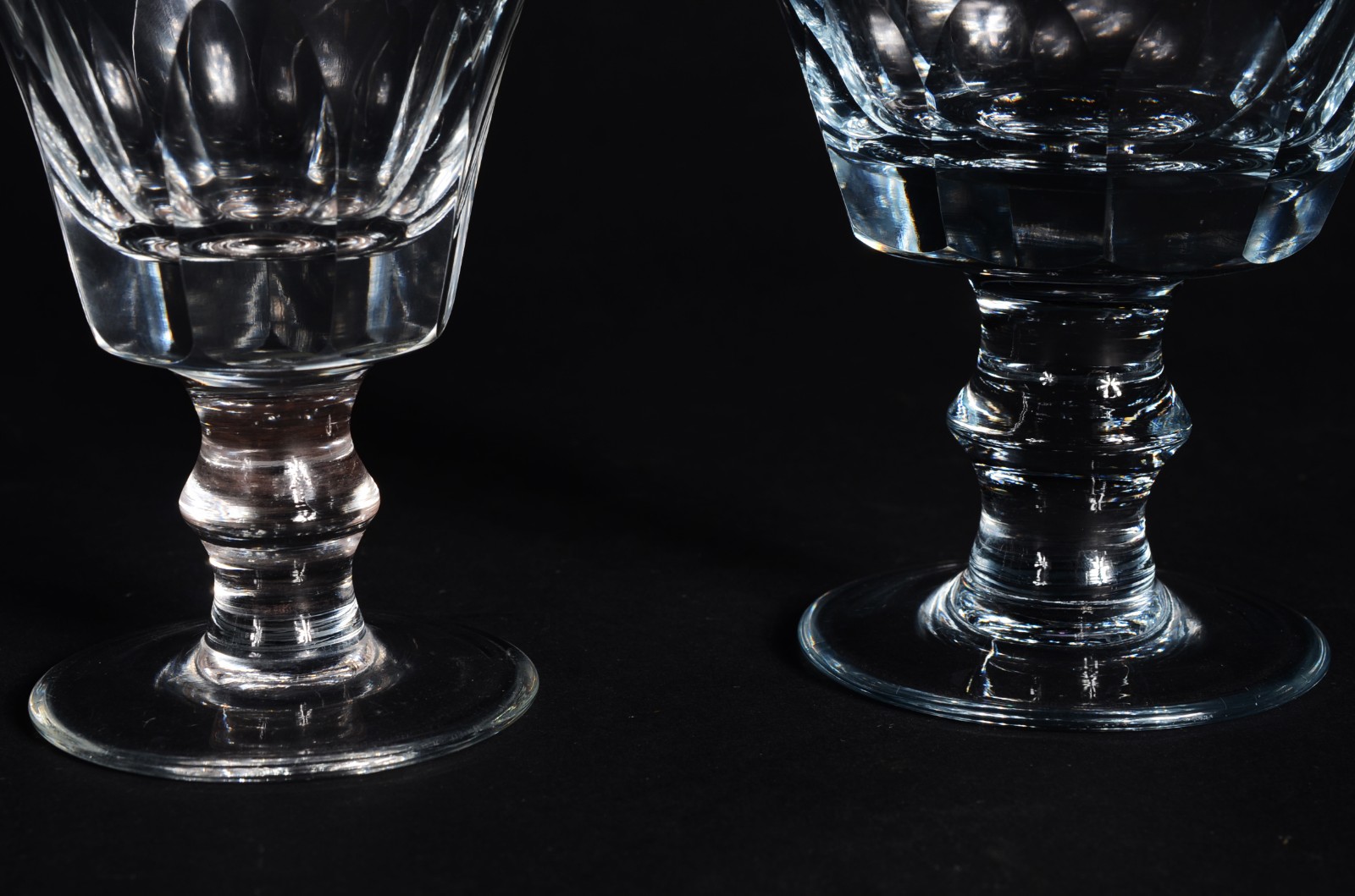 Parte de serviço de cristal facetado, composto de: 9 taças para vinho... - foto 3 de 6