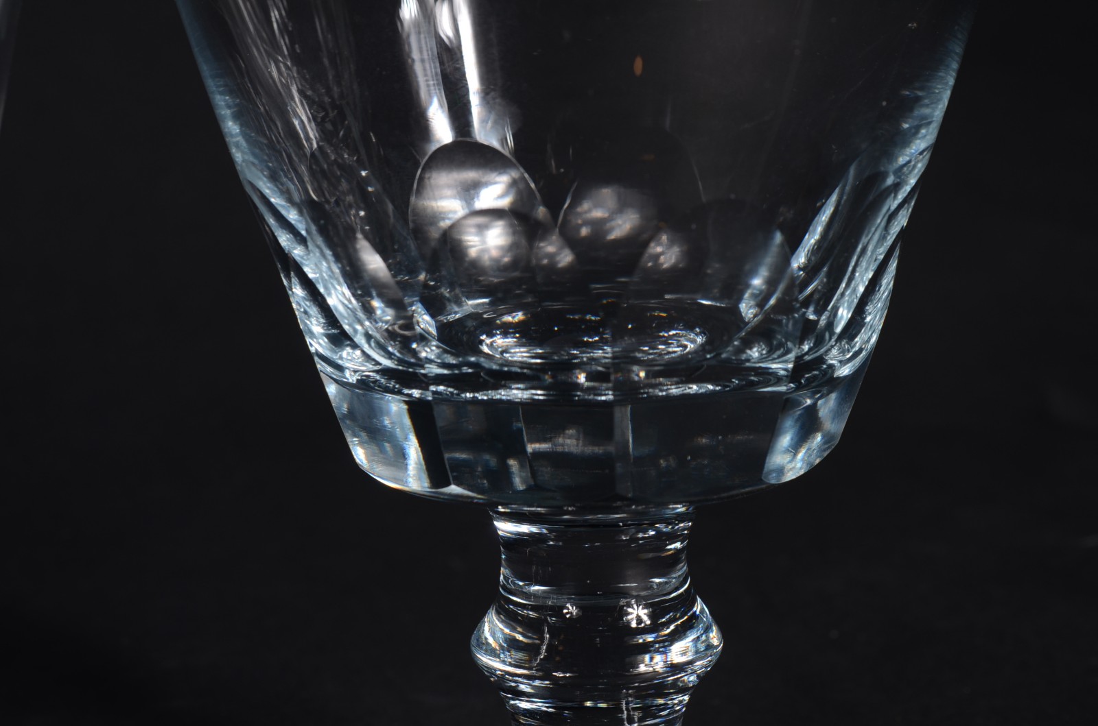 Parte de serviço de cristal facetado, composto de: 9 taças para vinho... - foto 4 de 6