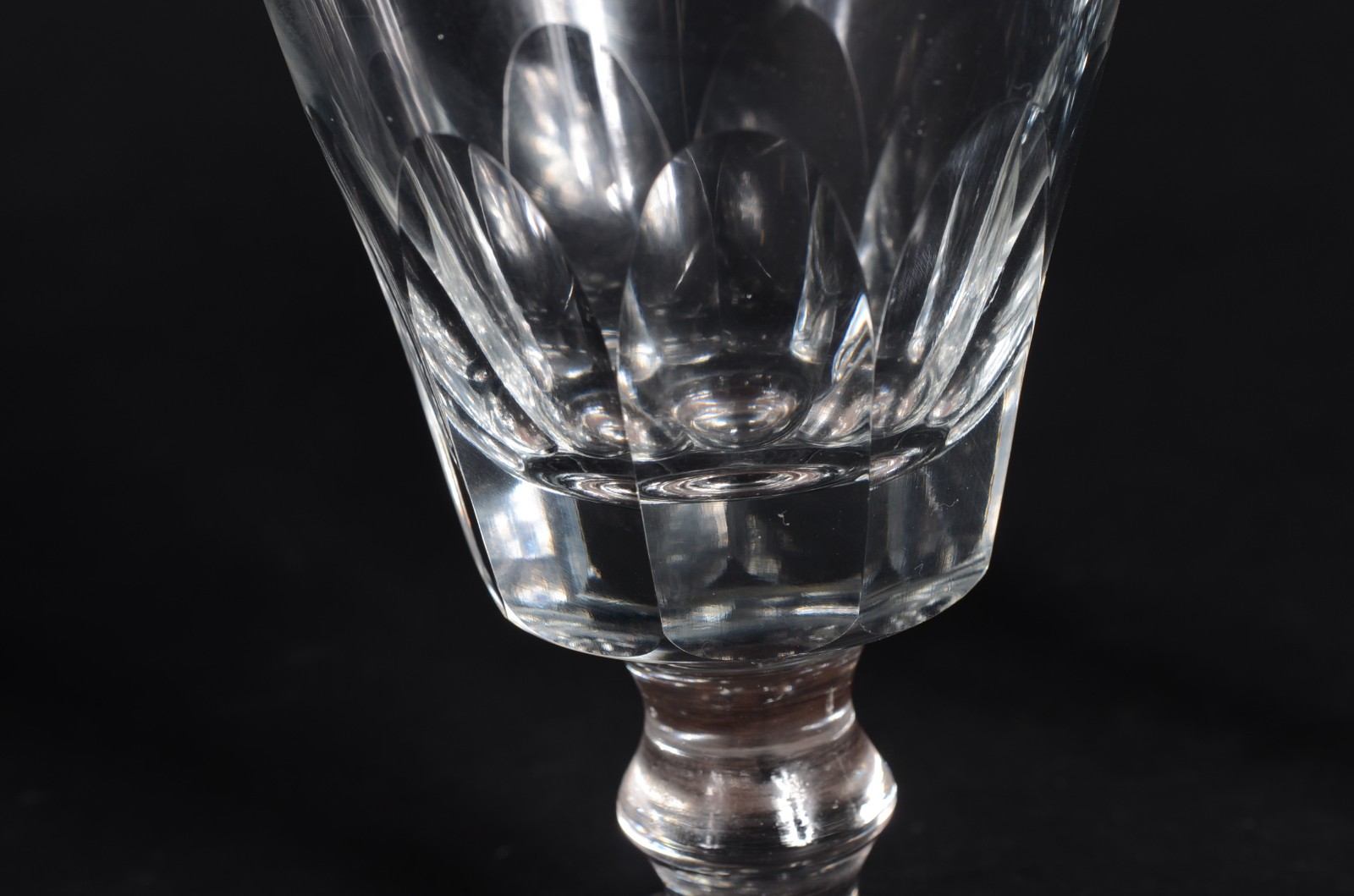 Parte de serviço de cristal facetado, composto de: 9 taças para vinho... - foto 5 de 6