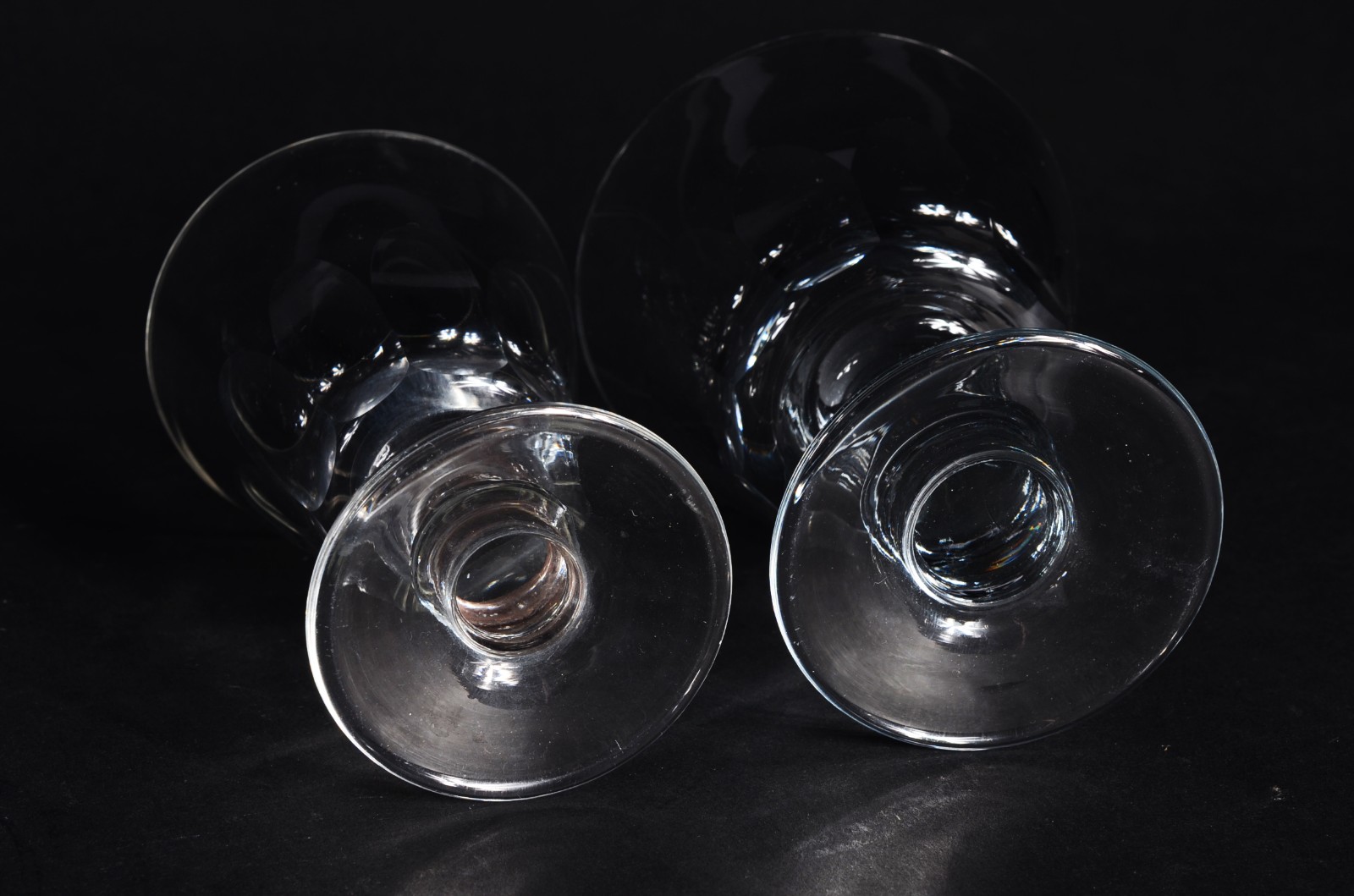 Parte de serviço de cristal facetado, composto de: 9 taças para vinho... - foto 6 de 6