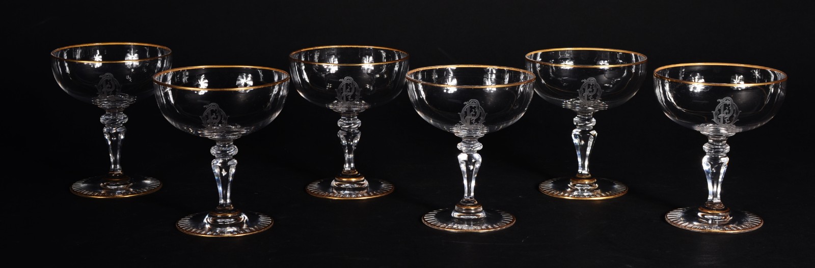 Conjunto com 6 taças de cristal monogramadas para champagne. - foto 1 de 6