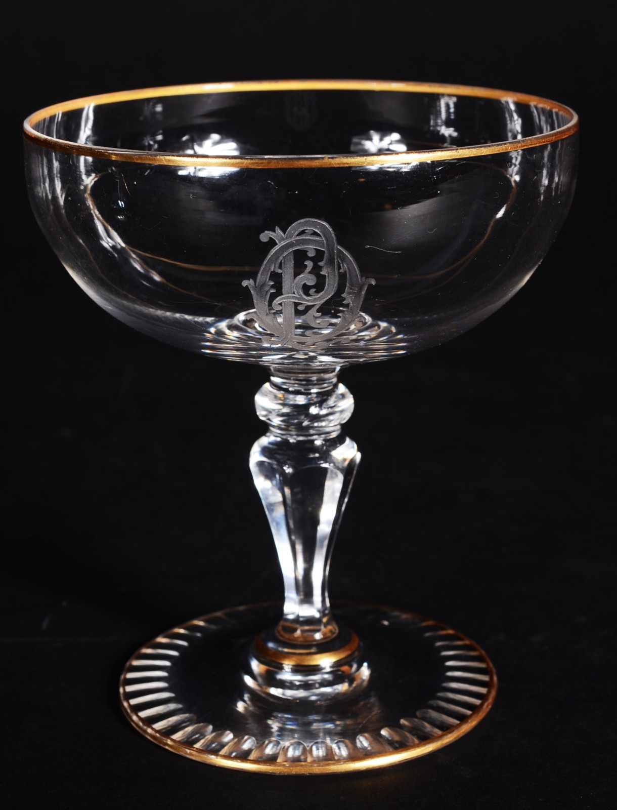 Conjunto com 6 taças de cristal monogramadas para champagne. - foto 2 de 6