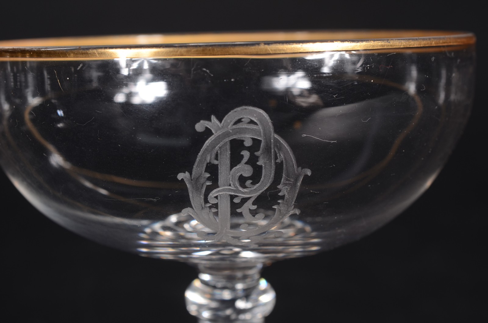 Conjunto com 6 taças de cristal monogramadas para champagne. - foto 4 de 6