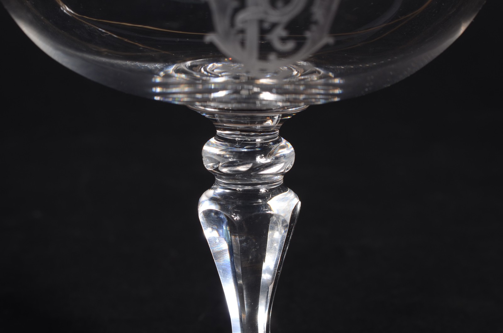 Conjunto com 6 taças de cristal monogramadas para champagne. - foto 5 de 6