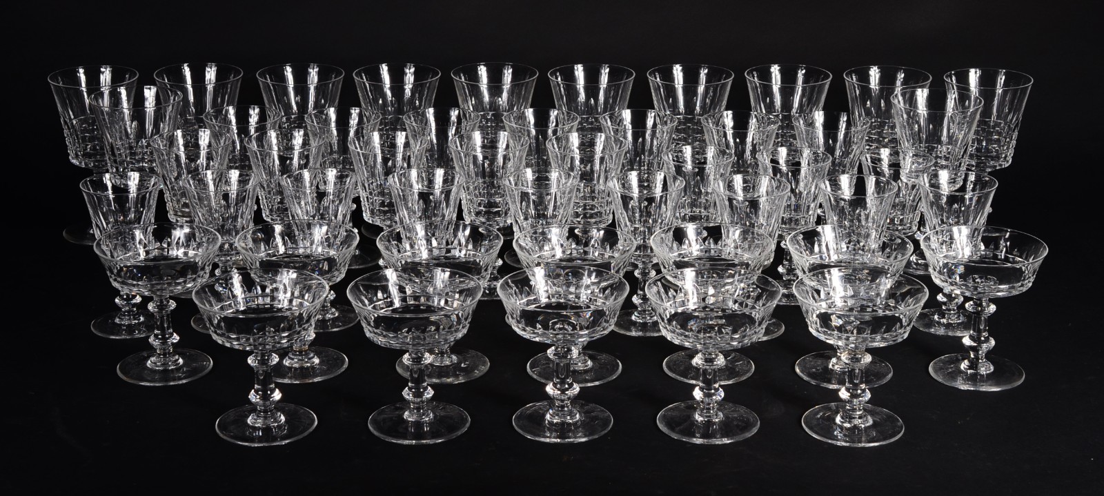 Serviço de cristal lapidado, composto de: 12 taças para champagne, 12... - foto 1 de 8