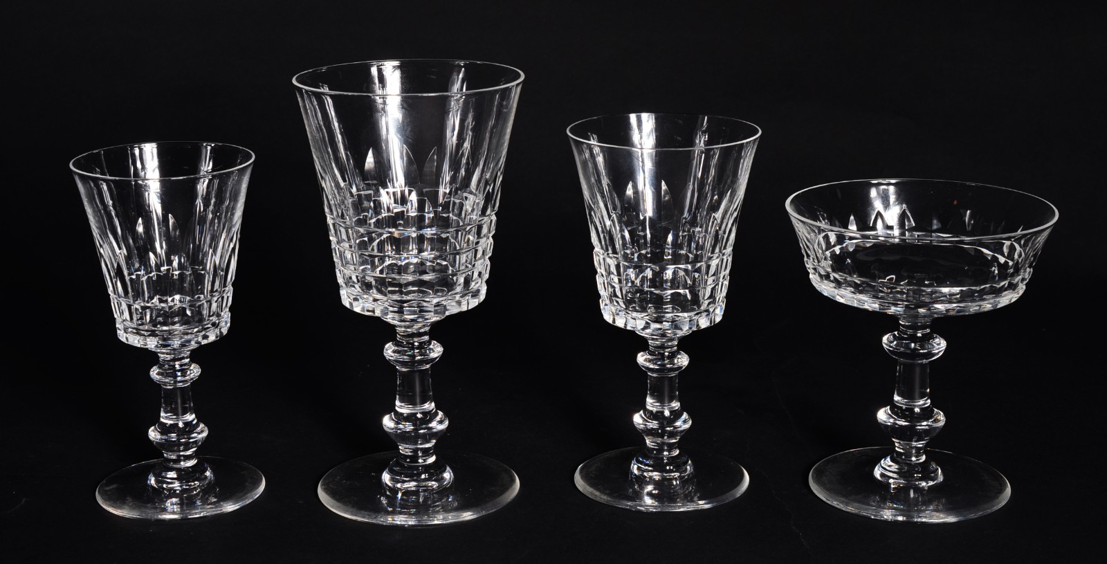 Serviço de cristal lapidado, composto de: 12 taças para champagne, 12... - foto 2 de 8