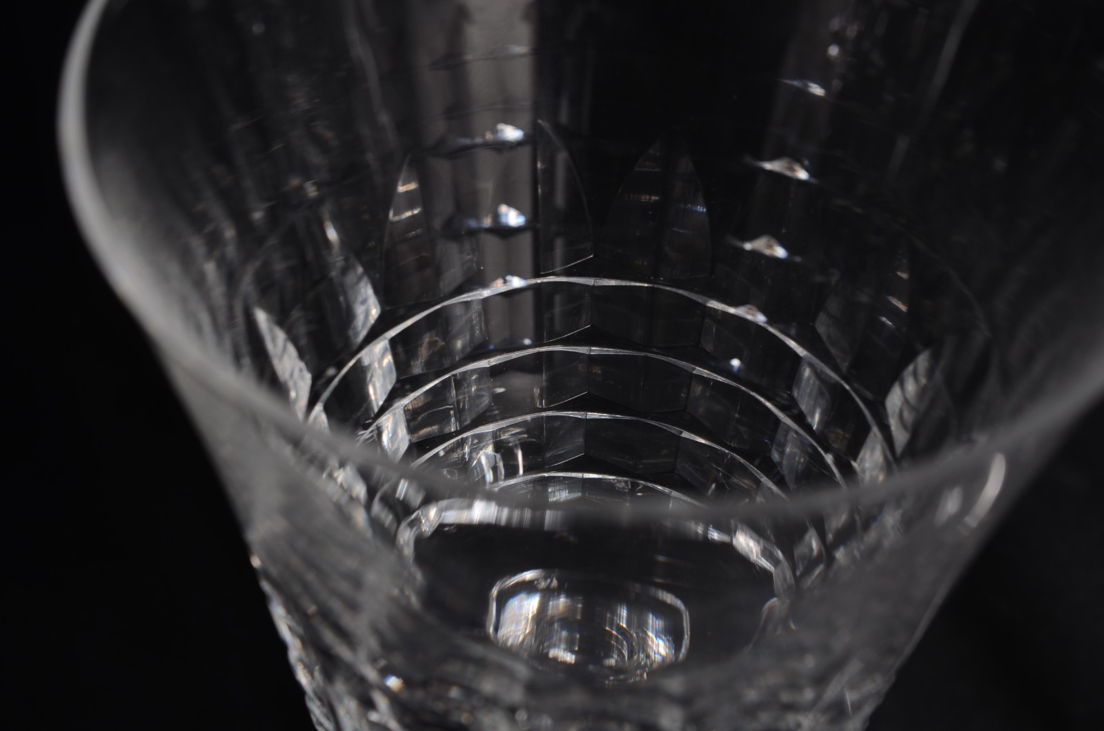 Serviço de cristal lapidado, composto de: 12 taças para champagne, 12... - foto 3 de 8